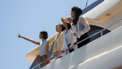 クルーズ船で瀬戸内海を観光する女性